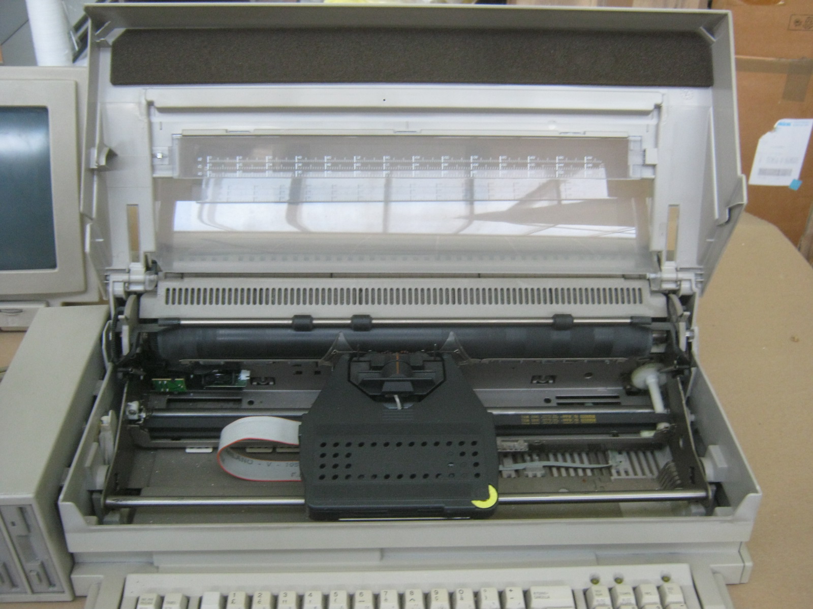 http://museodelcomputer.org/parts/olivetti/typewriters/etv2700/IMG_6852.JPG